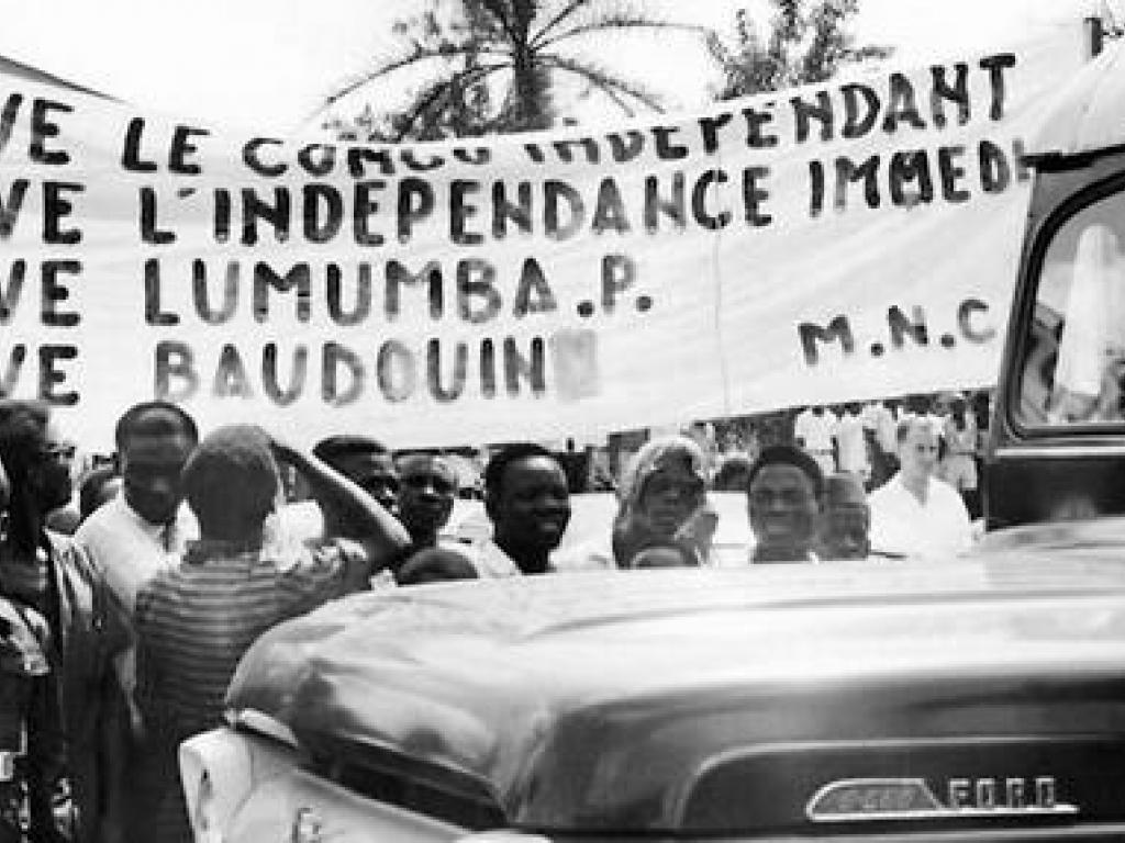 Photo publiée le 18 décembre 1960 à Stanleyville (aujourd'hui Kisangani) de Congolais tenant une banderole revendiquant l'indépendance du Congo et soutenant le dirigeant Patrice Lumumba, alors que le roi Baudouin de Belgique visite l'ancienne colonie du Congo belge (Congo Belge), aujourd'hui appelée République démocratique du Congo (RDC). Le Congo belge est devenu indépendant le 30 juin 1960. © AFP