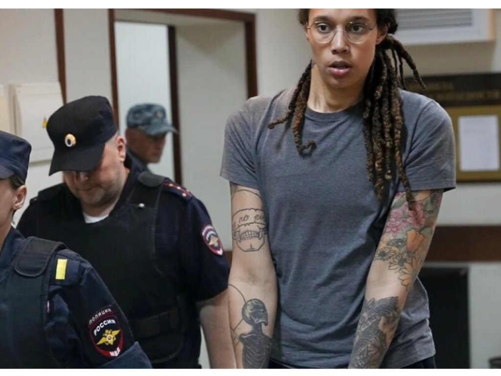 La basketteuse américaine Brittney Griner est escortée hors du tribunal de Khimki, dans les environs de Moscou, le 4 août 2022. AP - Alexander Zemlianichenko