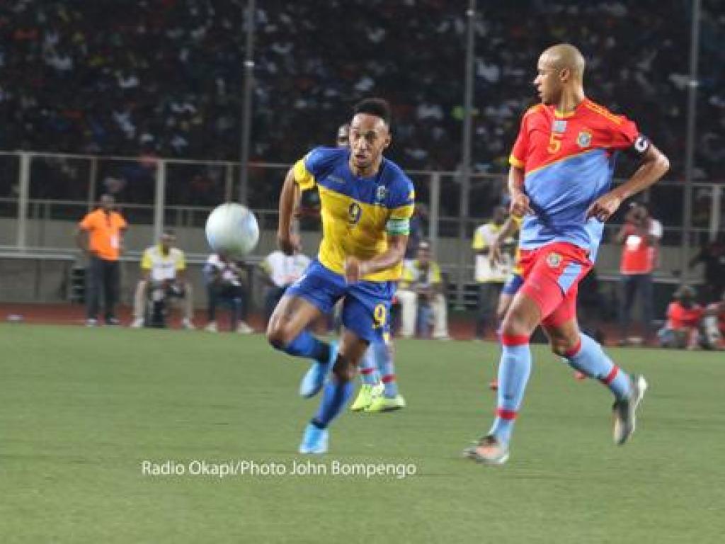 Le défenseur de la RDC, Marcel Tisserand en Vareuse rouge lors du match contre le Gabon en première journée des éliminatoires de la coupe d’Afrique des Nations(CAN)-Cameroun 2021 score vierge (0-0) au stade des Martyrs à Kinshasa, le 15/11/2019. Radio Okapi/Photo John Bompengo