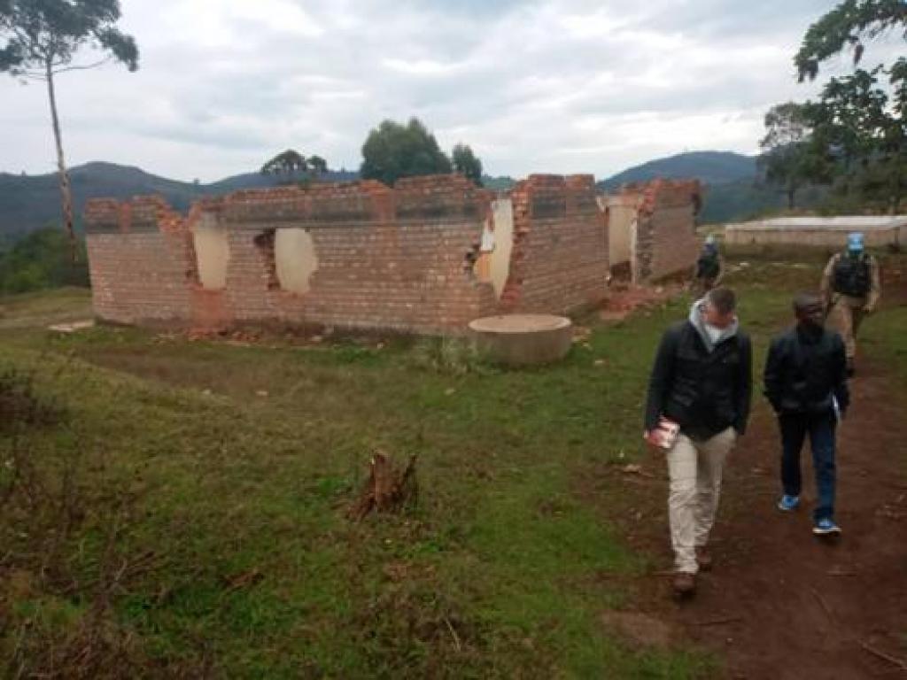 Une école de Bijombo à Uvira, au Sud-Kivu, détruite par des guerres. Les enfants ne vont plus à l'école et n'ont pas accès aux soins de santé. Octobre 2020. Radio Okapi/Emmanuel Elamenji.