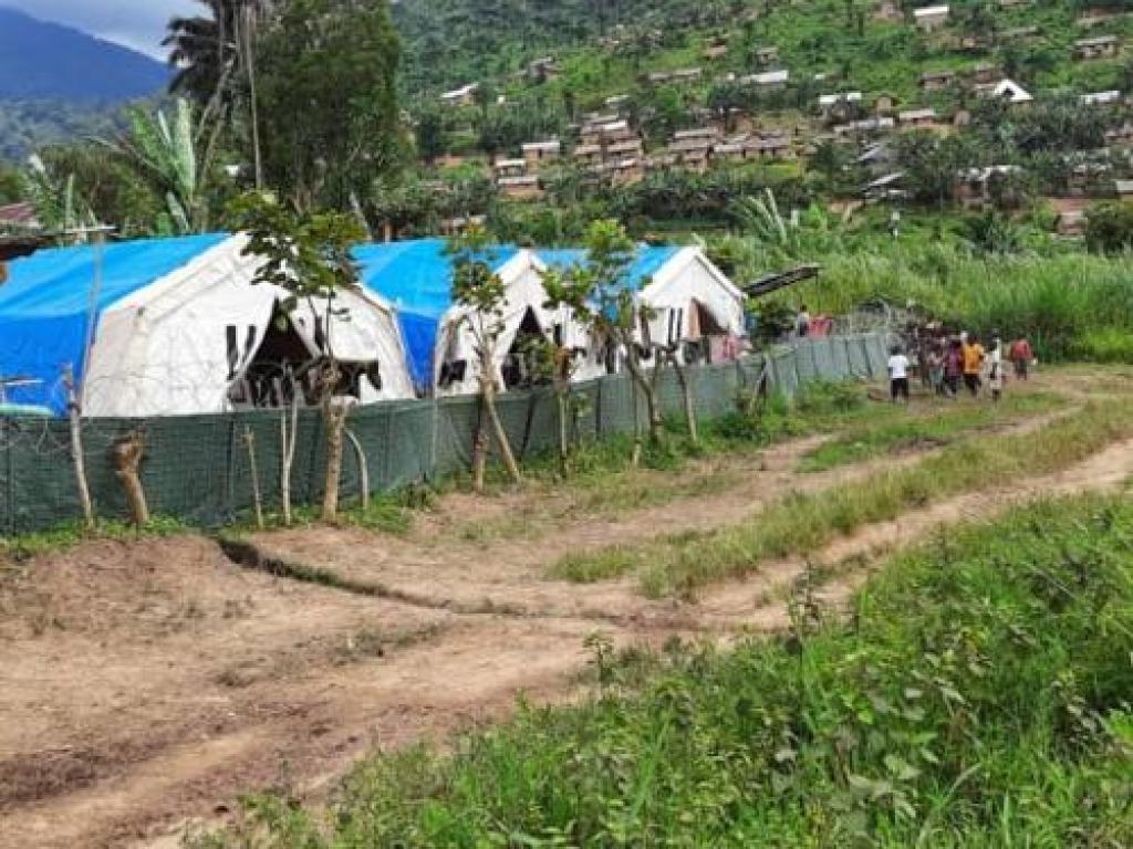 Des enfants devant la base temporaire des casques bleus de la MONUSCO récemment redéployés pour renforcer la sécurité à Pinga, territoire de Walikale (Nord-Kivu), 29 octobre 2020. Radio Okapi/Ph. Sifa Maguru