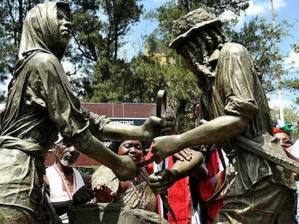 Des statues en memoire des victimes kenyanes des Mau Maue