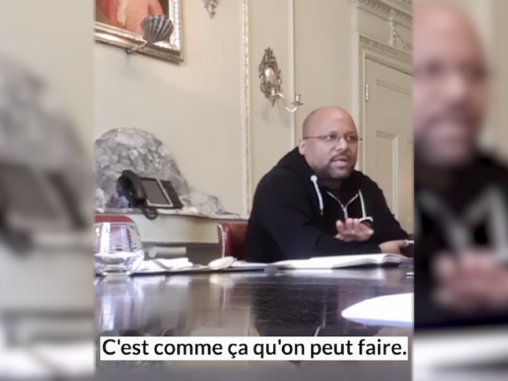  Le conseiller Vidiye Tshimanga, l'un des hommes politiques les plus haut placés de la République démocratique du Congo, lors d'une rencontre à Londres avec de faux investisseurs. — © Anonymes / Le Temps / OCCRP