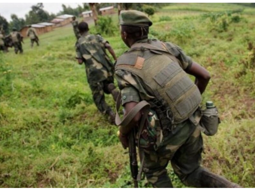 Des soldats des FARDC en pleine traque d'une position des rebelles du M23 au Nord-Kivu, le 24 mai 2012. AFP /PHIL MOORE