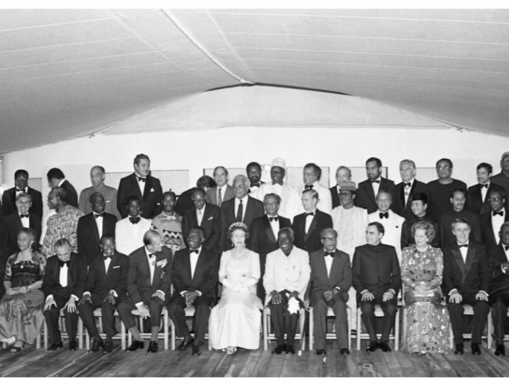 Le 16 octobre 1985, la reine Elizabeth II se trouve aux côtés des chefs du gouvernement de 46 pays du Commonwealth pour le sommet officiel à Nassau au Bahamas. AP - Dave Caulkin