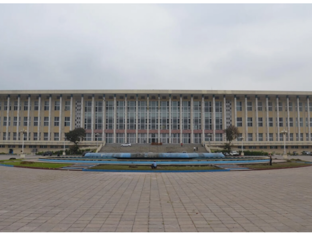 Le Palais du peuple, bâtiment du Parlement congolais (RDC) à Kinshasa, le 16 juin 2020. RFI/Habibou Bangré