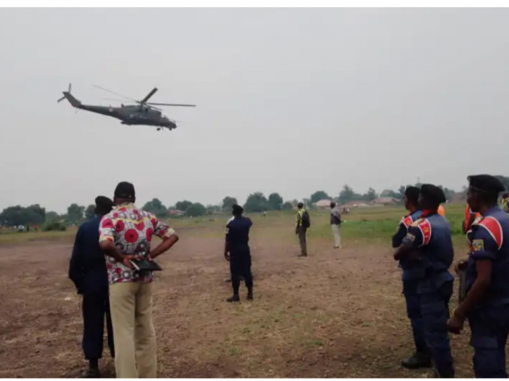 Un helocptere decollant de Kenge 