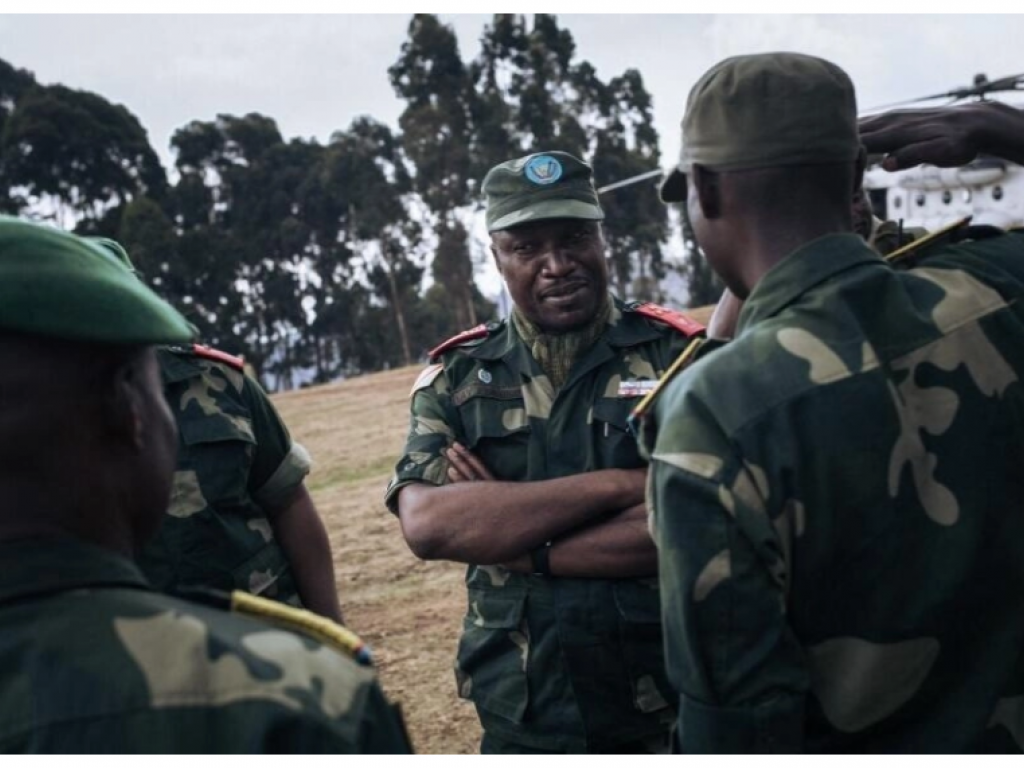 Le général congolais Philémon Yav lors d'une revue de troupes à Bijombo, dans le Sud-Kivu, en 2020 (image d'illustration) AFP - ALEXIS HUGUET