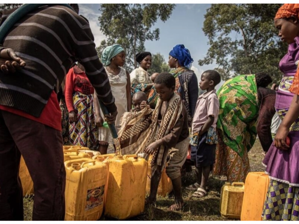 Des déplacés congolais qui ont fui les combats entre le M23 et l'armée près d'un ravitaillement d'eau au nord de Goma, en mai 2022. Alors quand les combats ont repris entre l’armée congolaise et le groupe rebelle M23 dans le Nord-Kivu fin mars, la peur s’est réinstallée dans le quotidien des victimes des guerres du Congo. © AFP/Aubin Mukoni