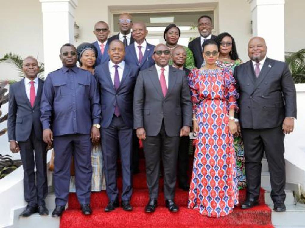 Le Premier ministre Jean-Michel Sama Lukonde et quelques membres du gouvernement avec le bureau de la CENI. Kinshasa, le 31 décembre 2021. Primature
