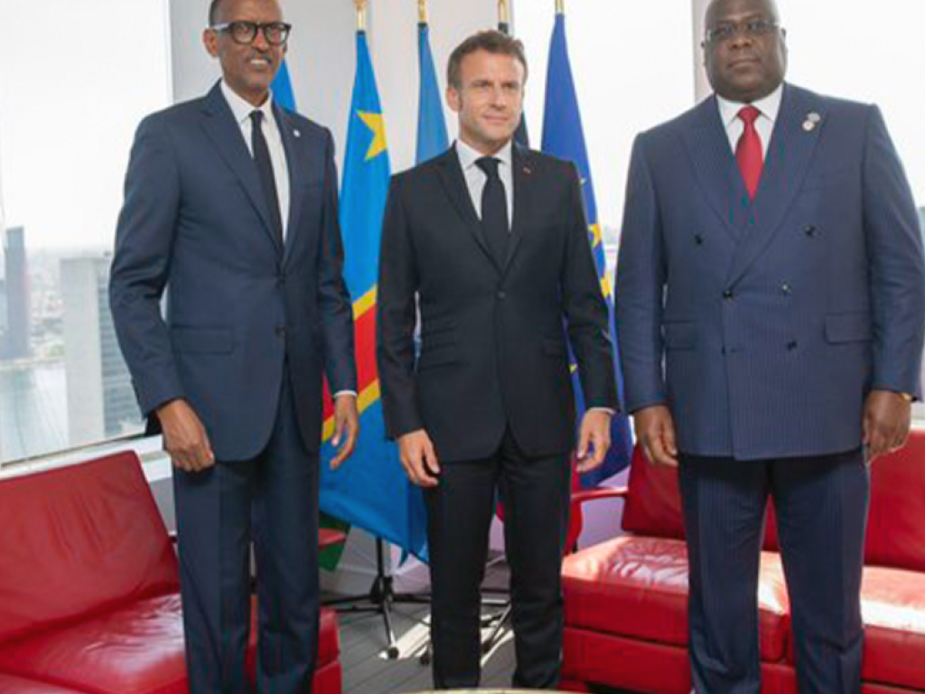 Les presidents congolais et rwandais autour de leur homologue francais, Emmanuel Macron. 