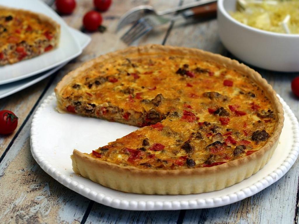 Une appétissante tarte à la viande hachée facile à laquelle j'ai ajouté des poivrons et du fromage, ...