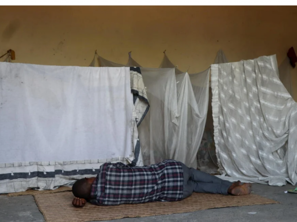 Un déplacé se repose dans un abri communautaire à Bandundu, la capitale de la province du Kwilu.   © HCR/Simon Lubuku