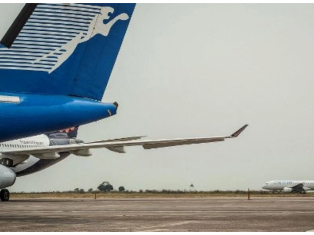 Un avion de Congo Airways sur le tarmac de l'aéroport de Kinshasa. Le 15 aout 2020. AFP - ARSENE MPIANA