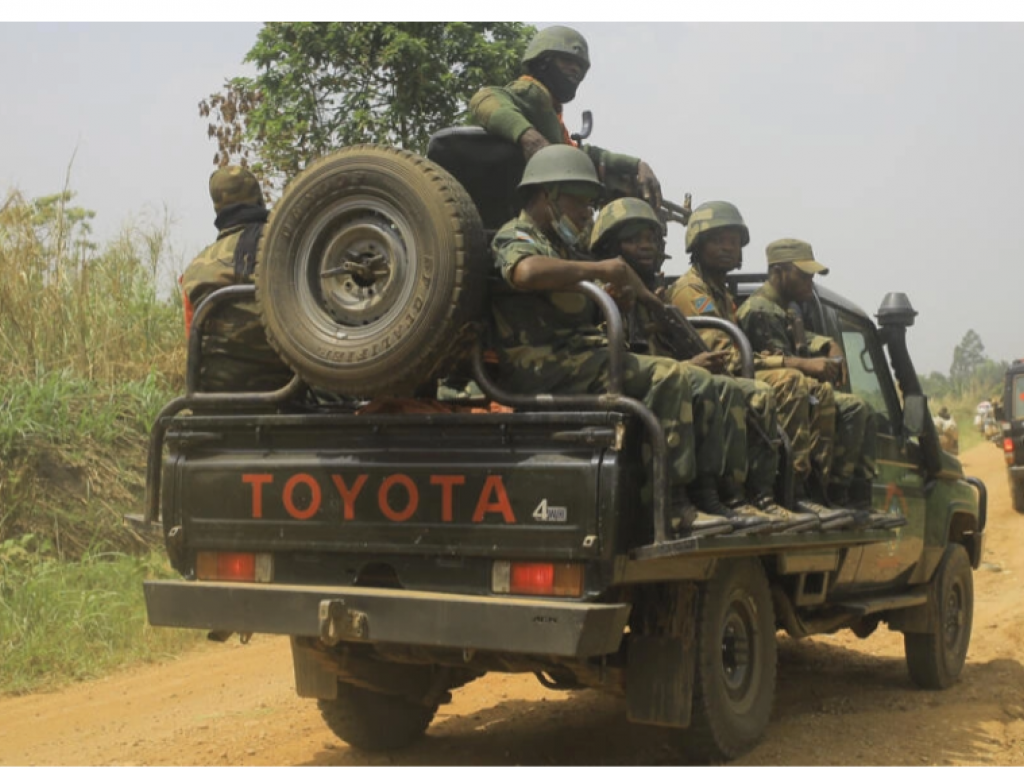 Un convoi des FARDC (les forces armées congolaises) escorte des civils entre Beni (Nord-Kivu) et Komanda (Ituri), à l'est de la RDC (image d'illustration). © Sebastien Kitsa Musay / AFP