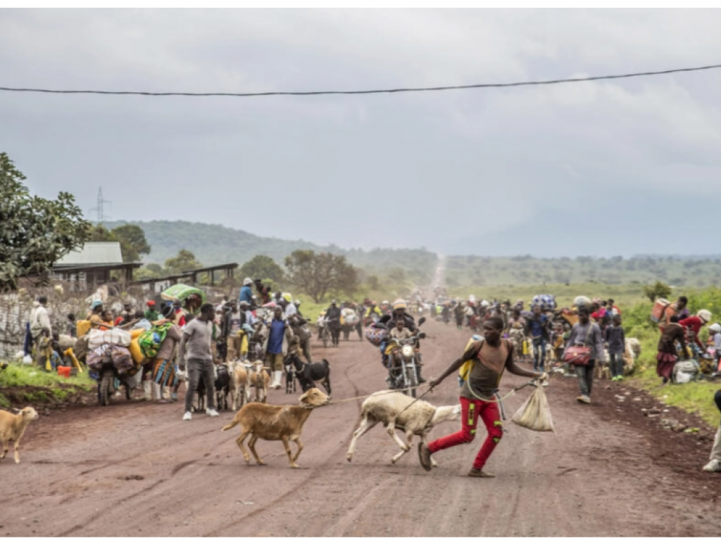Les conflits entre soldats et groupes armés dans l'Est de la République démocratique du Congo ont fait de milliers de déplacés. Ici, certains fuient près de KIbumba, au nord de Goma, pendant des échanges de tirs entre l'armée et les rebelles du M23, le 24 mai 2022. © Moses Sawasawa, AP