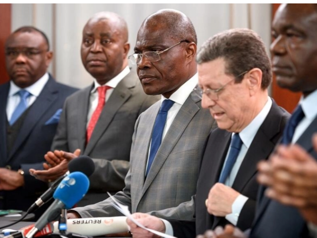 L'ancien Premier ministre de RDC Adolphe Muzito (deuxième en partant de la gauche) et l'ancien député Martin Fayulu (troisième en partant de la gauche), le 11 novembre 2018 à Genève. AFP - FABRICE COFFRINI
