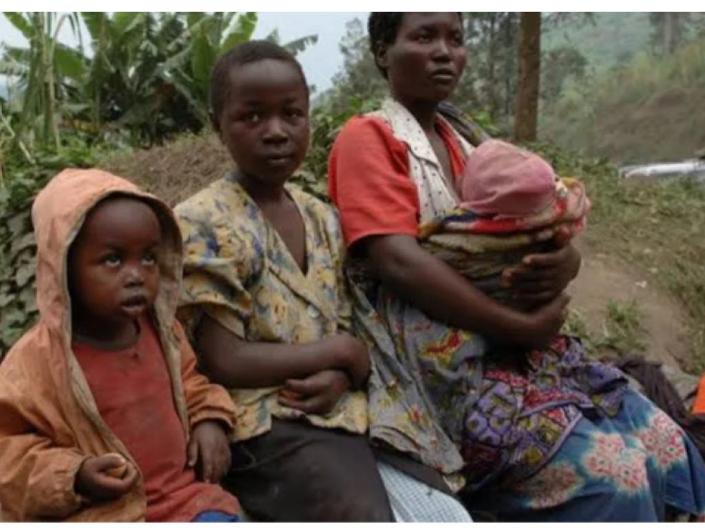 Une famille fuyant les tensions entre les « Ngiti » et « Bira » en territoire d’Irumu, province de l’Ituri.