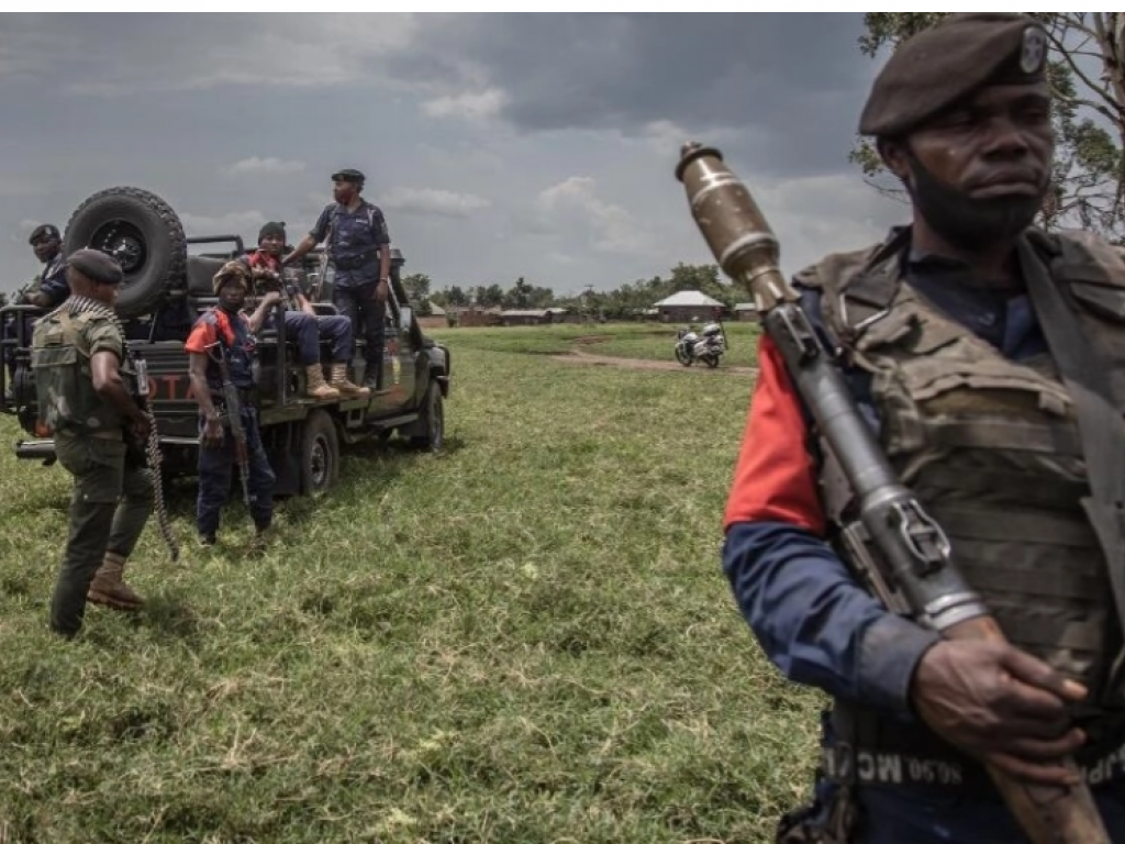 Des soldats de l'armée congolaise lors d'une patrouille autour de Kiwanja le 3 avril 2022 quelques jours après des affrontements avec des rebelles du M23 à Rutshuru. (image d'illustration) AFP - GUERCHOM NDEBO