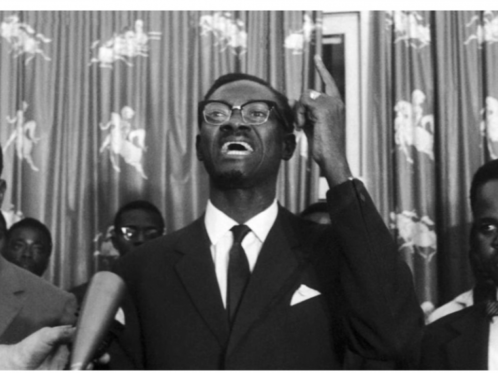 Patrice Lumumba s'adresse au Sénat, face à son opposant Justin Bomboko, à Léopoldville, le 10 septembre 1960. © AP/H. Babout