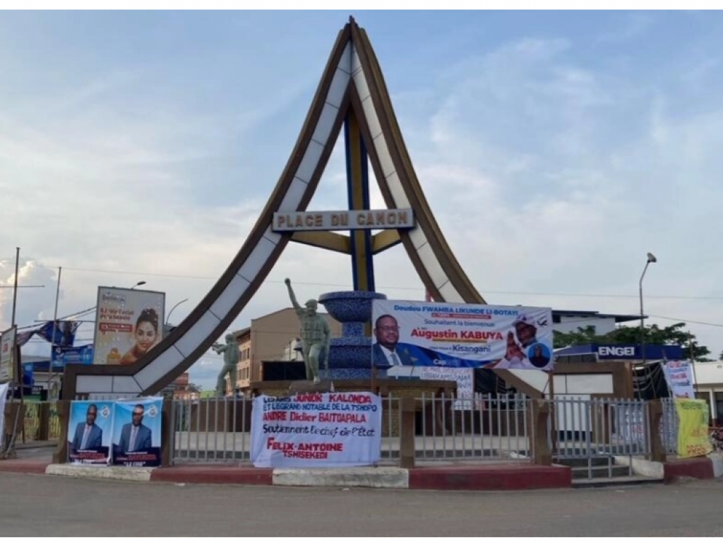 Des affiches de l'UDPS dans les rues de Kisangani en RDC, le 15 octobre 2022. © Paulina Zidi / RFI