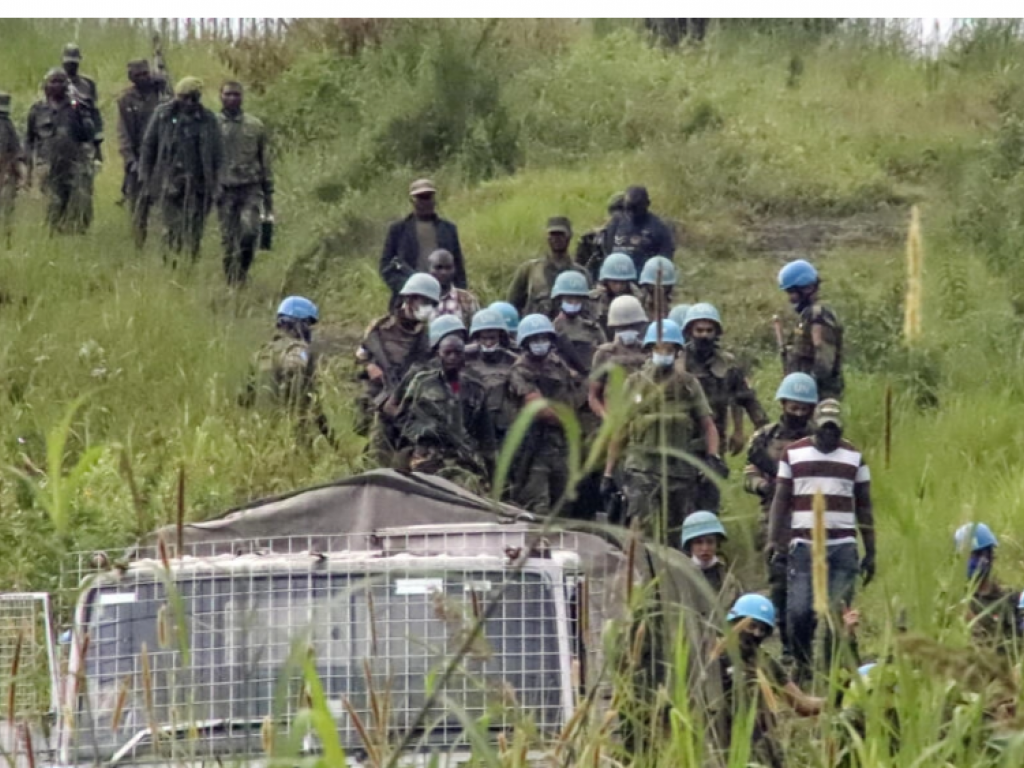 Des casques bleus de l'ONU portent les dépouilles des personnes tuées dans une attaque à Nyiragongo, dans le Nord-Kivu, dont celle de l'ambassadeur italien Luca Attanasio, le 22 février 2021. © Justin Kabumba / AP