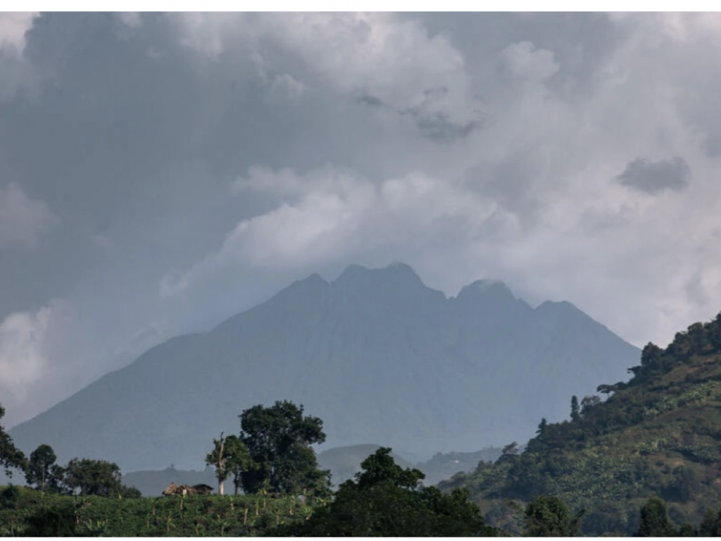 Cette photographie aérienne prise le 1er avril 2022 montre le mont Sabyinyo, un repaire du groupe armé M23/ARC, qui marque la frontière entre la République démocratique du Congo, l'Ouganda et le Rwanda. AFP - ALEXIS HUGUET