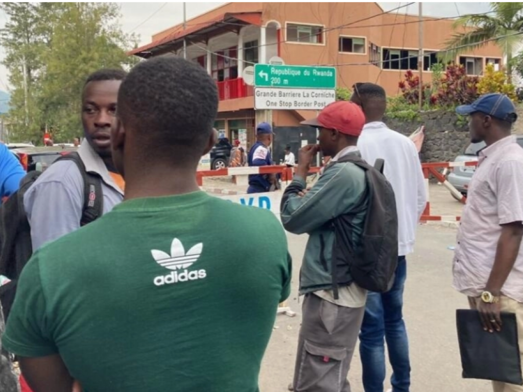 Les recalés du poste frontière de la grande barrière à Goma, après sa fermeture à 15 heures, RDC, octobre 2022. © Paulina Zidi / RFI