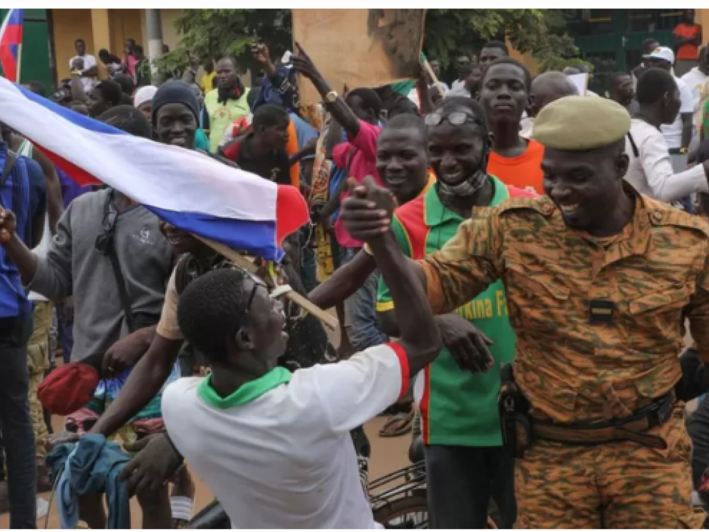 Les partisans du dernier coup de force de l'armée au Burkina Faso célèbrent dans la capitale.