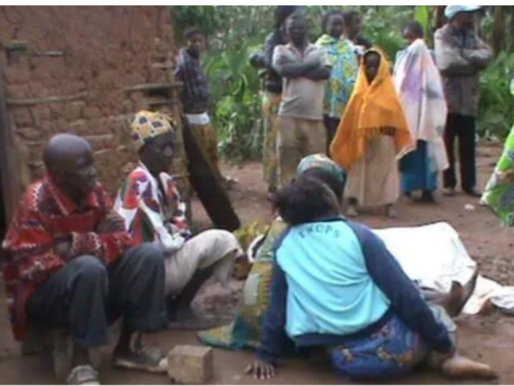 Scene de deuil dans le vilage d' Irumu en Ituri