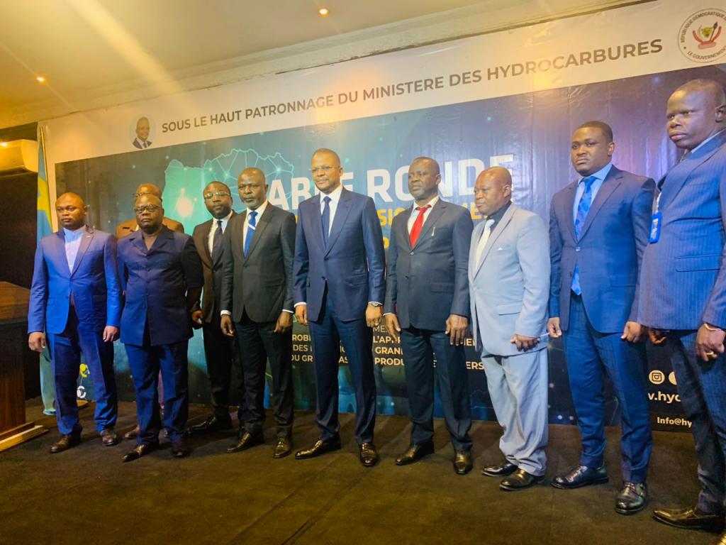 Le Ministre congolais des Hydrocarbures, Didier Budimbu (au centre),  a l' ouverture de la table ronde sur l' approvisionnement des produits petroliers. 