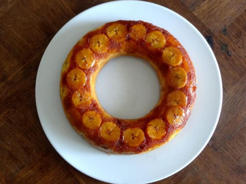 Voici le gâteau aux bananes caramélisé qu'on déguste à Sao-Tomé et Principe sous le nom de bolo de banana.