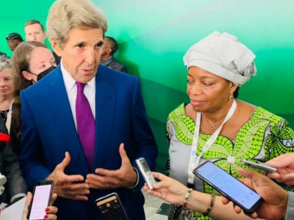 John Kerry, l'envoyé spécial des USA au Climat et Ève Bazaiba, VPM-MEED