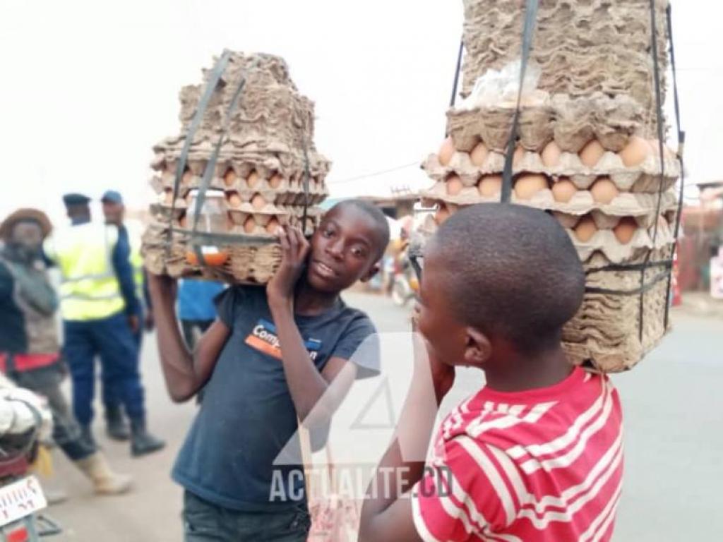 Deux enfants vendeurs des oeufs durs à Likasi. Ph. ACTUALITE.CD/Jordan MAYENIKINI