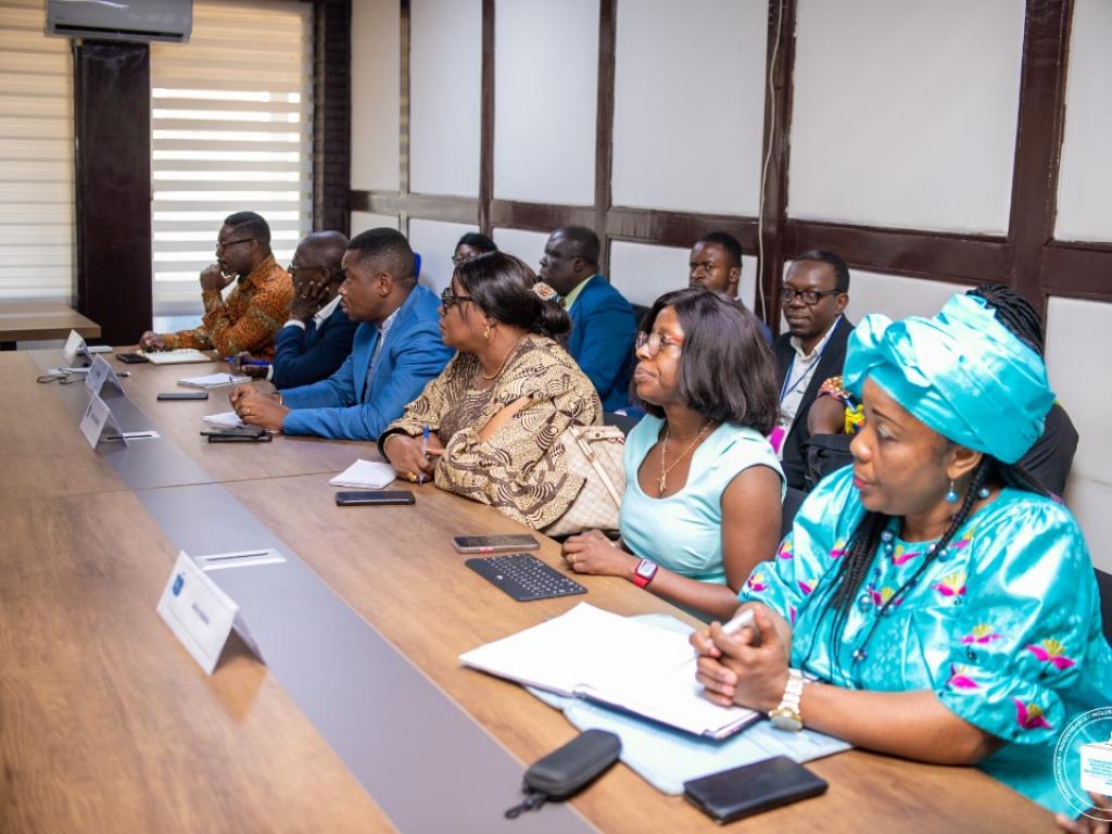 Le deuxième Vice-Président de la CENI, Didi Manara Linga (en bleu) en reunion avec une délégation de la de la société civile.