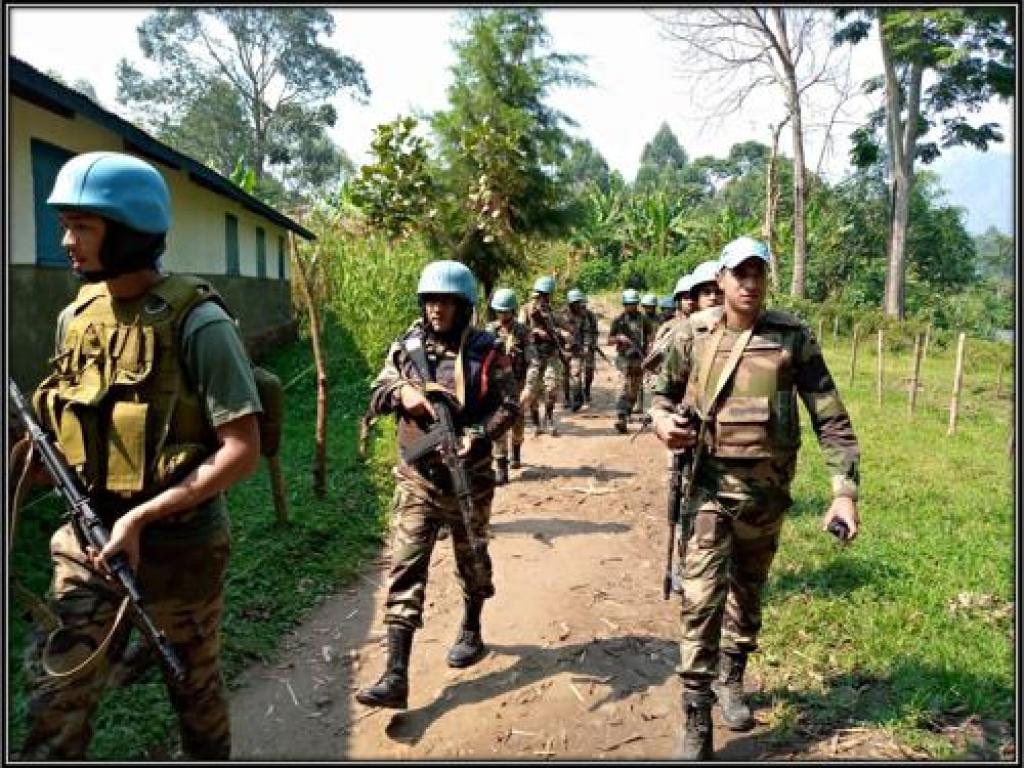 Les casques bleus marocains de la MONUSCO étaient en patrouille de domination de terrain autour du pont de Rwanguba le 8 juillet dernier. Nord-Kivu, juillet 2022. Ph/ Monusco Force.