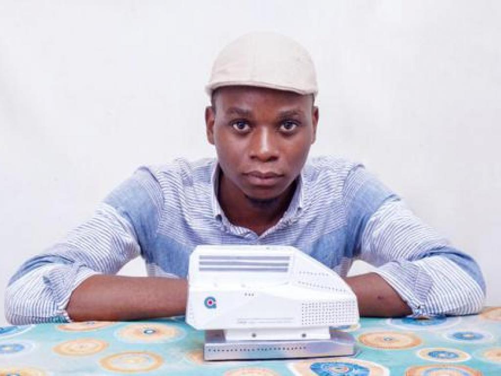 Baraka Safari Eli, jeune entrepreneur de la ville de Goma au Nord-Kivu, a mis sur le marché un fer à repasser rechargeable. Ph Denise Lukesso Radio Okapi