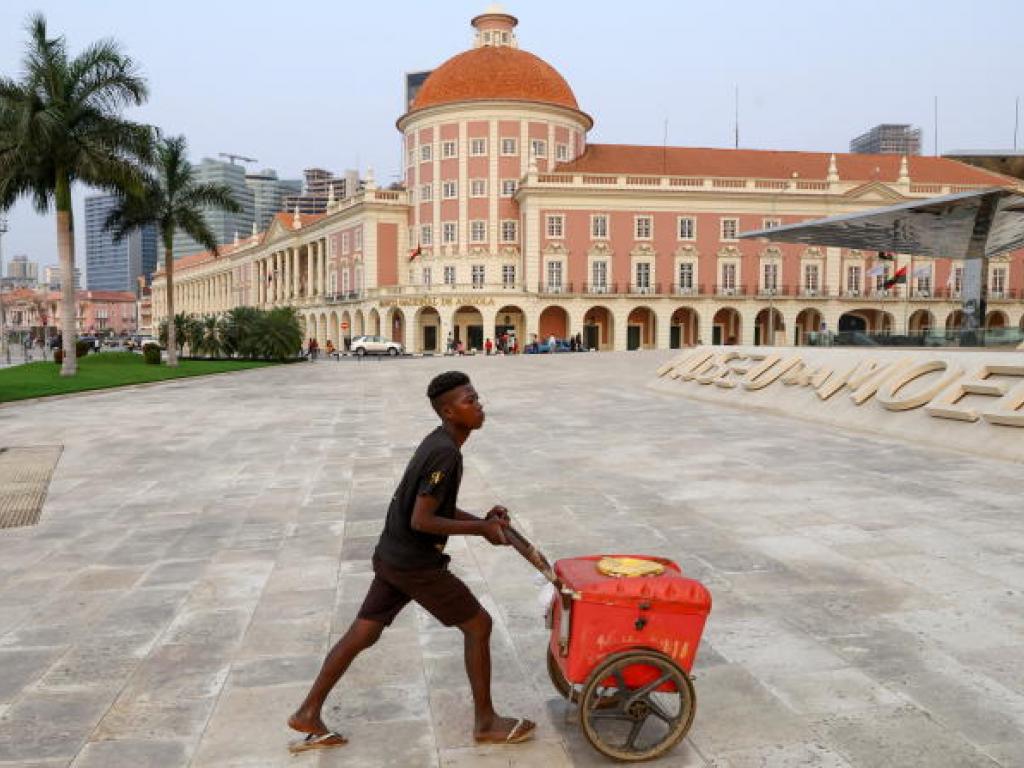 La Banque nationale d’Angola, à Luanda, le 25 août 2022. SIPHIWE SIBEKO / REUTERS