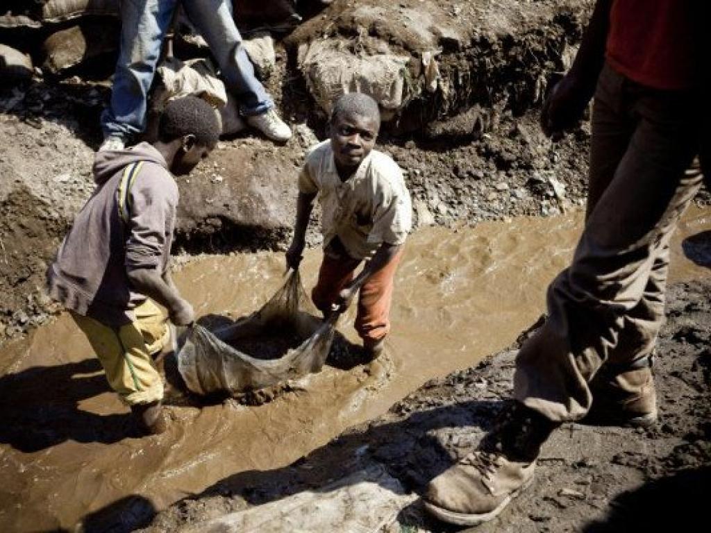 Des enfants apercus dans une de nombreuses mines de cobalt au Katanga en RDC