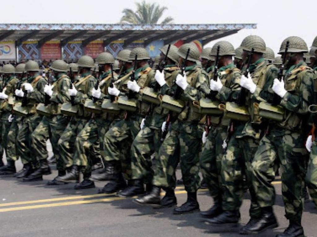 MILITAIRES EN DEFILE