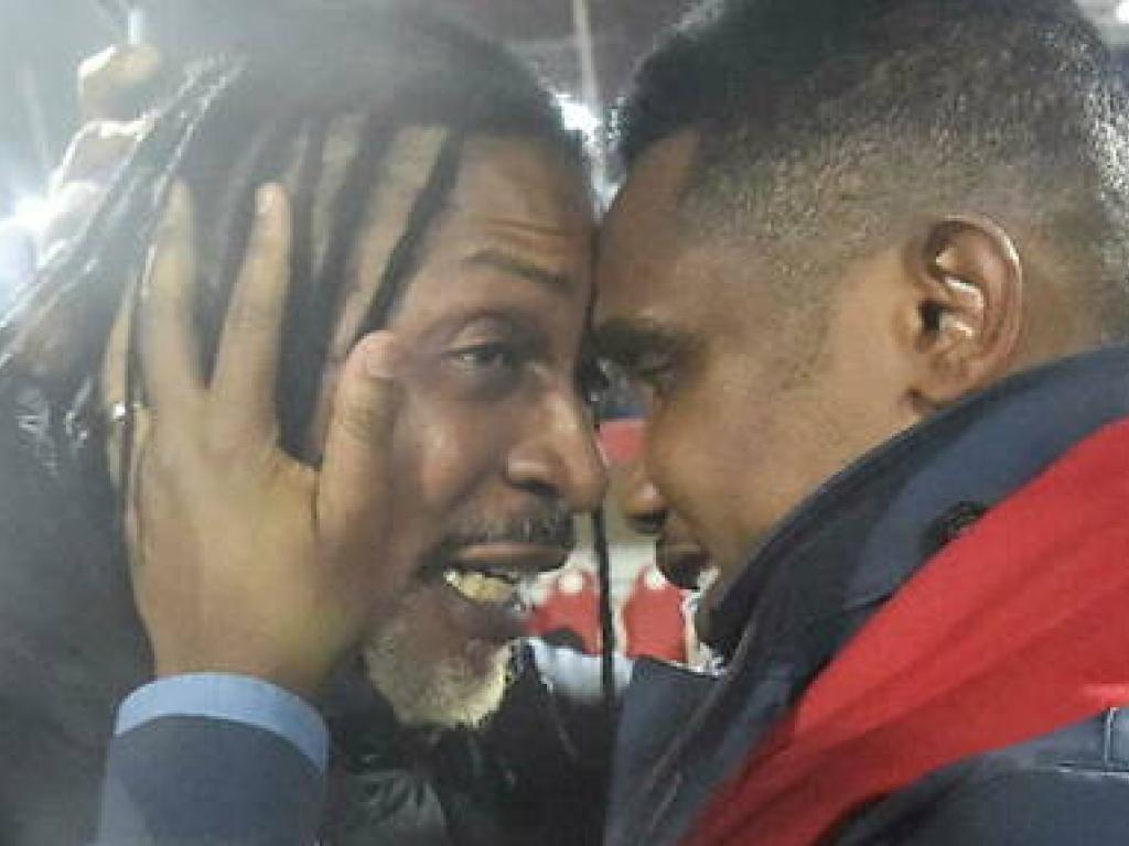 Rigobert Song, capitaine emblématique des Lions indomptables, aujourd'hui sélectionneur du Cameroun, et Samuel Eto'o, attaquant de légende et président de la Fédération camerounaise de football (Fecafoot) : vont-ils trouver la bonne potion pour aller loin dans ce Mondial au Qatar ? © - / AFP