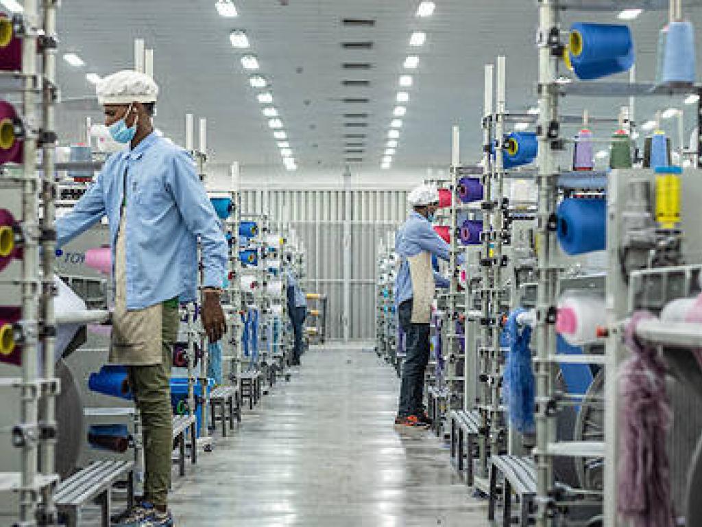 L'Afrique exporte presque tout sans fabriquer localement, or ces dernières années, les États africains ont pris conscience que la croissance africaine doit se faire à partir de secteurs diversifiés autres que les matières premières. Mais qu'en est-il concrètement de la situation aujourd'hui ? Que disent les chiffres ? 