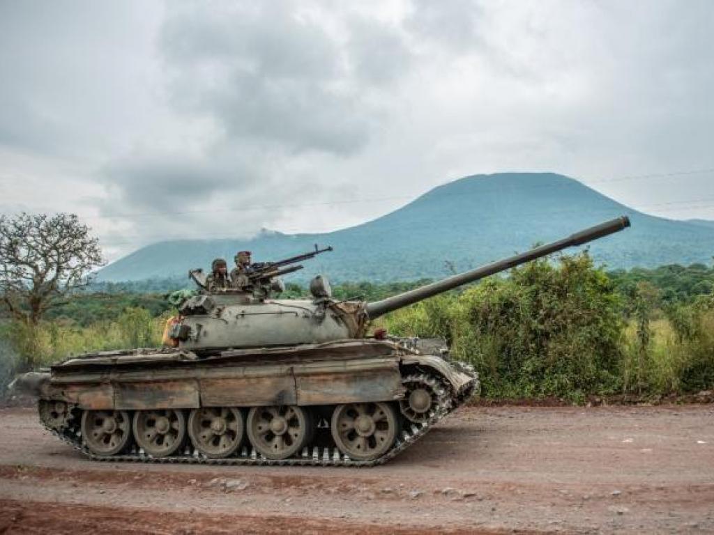 Un char de l’armée congolaise se dirige vers la ligne de front près de Kibumba, au Nord-Kivu, le 25 mai 2022, lors d’affrontements contre les rebelles du M23. ARLETTE BASHIZI / AFP