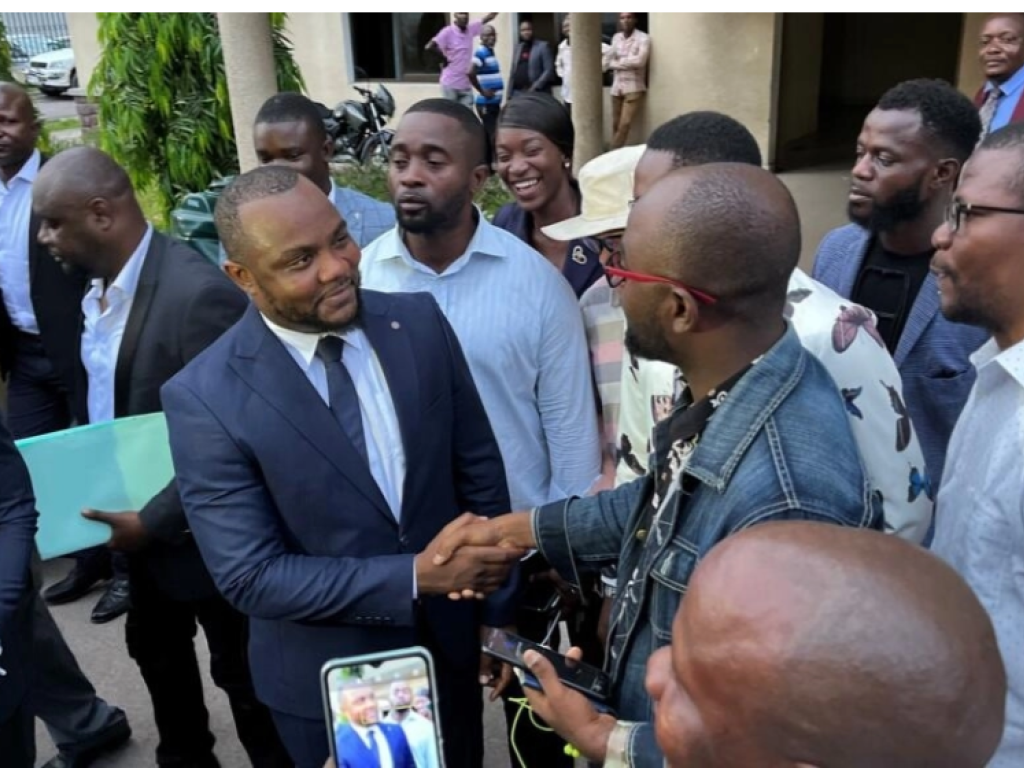 Christian Bosembe ( Au centre et en costume bleu), nouveau président du Conseil supérieur de l’audiovisuel et de la communication (CSAC), après sa désignation par consensus, le 25 novembre 2022, à Kinshasa, en RDC. © Pascal Mulegwa/RFI