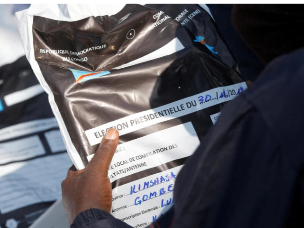 Un membre de la Céni transporte du matériel électoral après les élections générales en RDC, le 1 janvier 2019 (image d'illustration). REUTERS/Baz Ratner