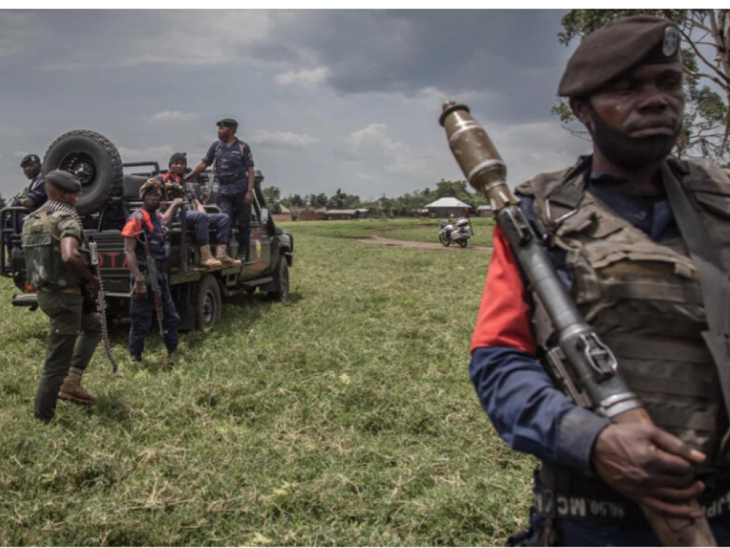 Un soldat des FARDC (Forces armées de la République démocratique du Congo) pendant une patrouille de sécurité autour de l'aérodrome de Kiwanja, à côté de Rutshuru, à 70 kilomètres de la ville de Goma, dans l'est de la République démocratique du Congo. AFP - GUERCHOM NDEBO