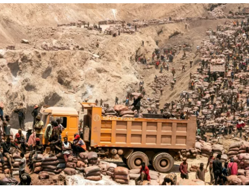 Des milliers de "creuseurs" travaillent dans la mine de Shabara, près de Kolwezi, le 12 octobre 2022 ( AFP / Junior KANNAH )