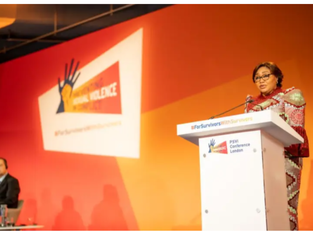 Denise Nyakeru prenant la parole a la conference PSVI contre les violences sexuelles