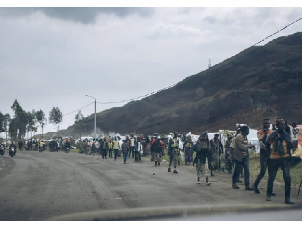 Des centaines de personnes déplacées ont fui l’avancée de la rébellion du M23 et marchent le long de la route nationale à Kanyaruchinya, le 2 novembre 2022. © ALEXIS HUGUET / AFP