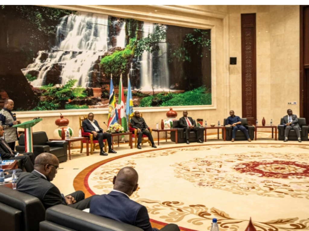 Le Kenya enverra des troupes à l'est de la RDC dans le cadre d'une force commune de la Communauté des États d’Afrique de l’Est. Ici, lors d'une réunion notamment en présence du facilitateur de l'EAC Uhuru Kenyatta, ainsi qu'Evariste Ndayishmiye, à Bujumbura, le 4 novembre 2022. © Tchandrou Nitanga / AFP